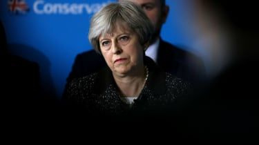 Theresa May poslancem sporoča, naj nehajo odtekati v tisk