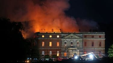 Incendiu din Clandon Park: începe operațiunea de salvare la conacul Surrey