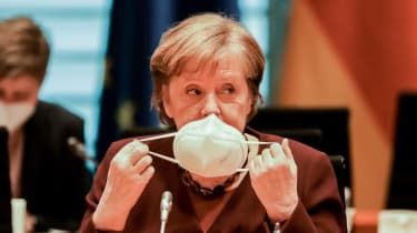 Nemška kanclerka Angela Merkel si je nadela masko za obraz