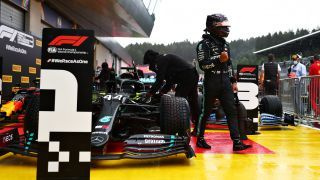 El calificador de pole position Lewis Hamilton de Gran Bretaña y Mercedes GP celebra en el parque cerrado durante la clasificación para el Gran Premio de Fórmula Uno de Estiria en Red Bull Ring el 11 de julio de 2020 en Spielberg, Austria.