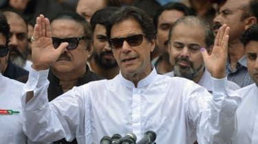 Imran Khan tager føringen i det kaotiske valg i Pakistan