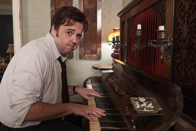 John Bradley als junger Les Dawson in Urban Myths