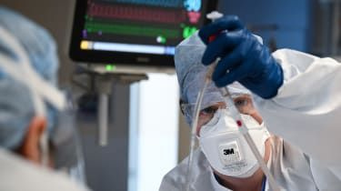 Lægen overvåger patienten