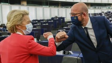 Przewodniczący Rady Europejskiej Charles Michel wita się z przewodniczącą Komisji Europejskiej Ursulą von der Leyen