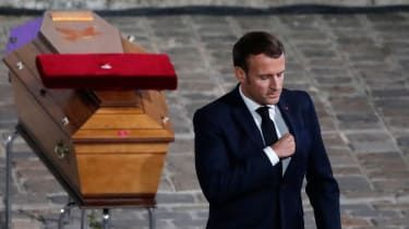 Emmanuel Macron își aduce omagiul lângă sicriul lui Samuel Paty