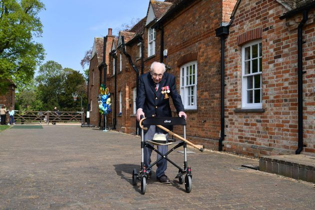Kapitein Tom Moore met een rollator