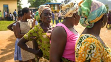 Des femmes font la queue pour voter devant un bureau de vote au Ghana