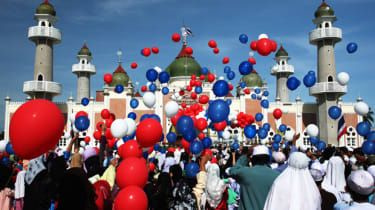 Thajskí moslimovia vypustili stovky balónov po rannej modlitbe pri príležitosti začiatku islamského sviatku Eid al-fitr