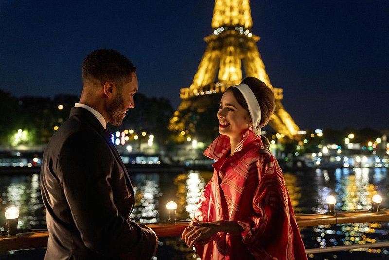 Τηλεόραση απόψε ο Lucien Laviscount ως Alfie και η Lily Collins ως Emily.