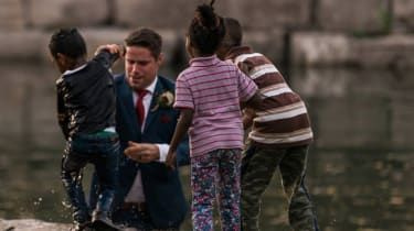 Kanadyjski pan młody ratuje tonącego chłopca w dniu ślubu