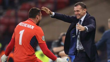 Ukrajinský hlavní trenér Andrey Shevchenko a brankář Georgiy Bushchan