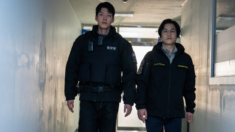   Kim Woo-bin și Kim Sung-kyun de la Netflix's Officer Black Belt.