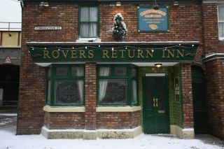 Ο πρωταγωνιστής του Coronation Street, Jack P Shepherd, μοιράζεται την πρώτη ματιά στα Χριστούγεννα στα λιθόστρωτα