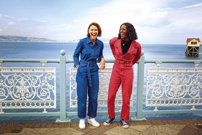 Stasera TV Emma Willis e AJ Odudu.