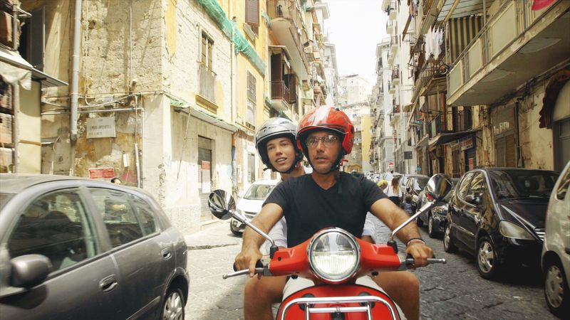 Stasera tv Gino e figlio Rocco esplorano Napoli