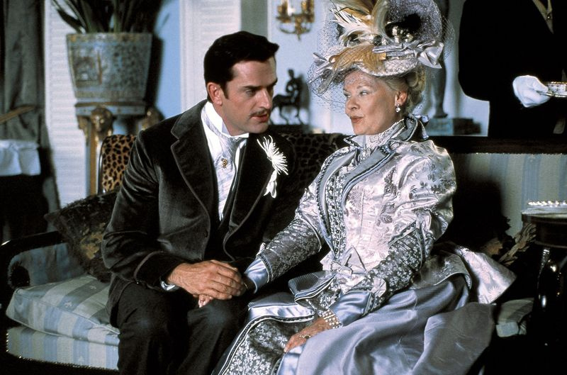 TV šovakar Rūperts Everets un Džūdija Denča filmā The Importance of Being Earnest