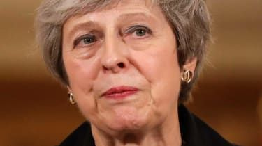Theresa May „pernai į Siriją išsiuntė beveik 1000 karių“