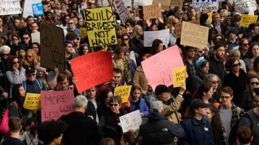 Hundratals samlas utanför synagogan i Pittsburgh för att protestera mot Trumps besök