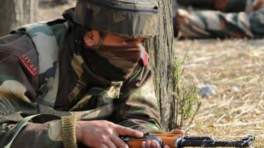 Soldat indian în Kashmir