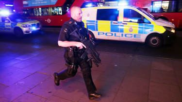 Станция Oxford Circus отваря врати след нападение на въоръжена полиция