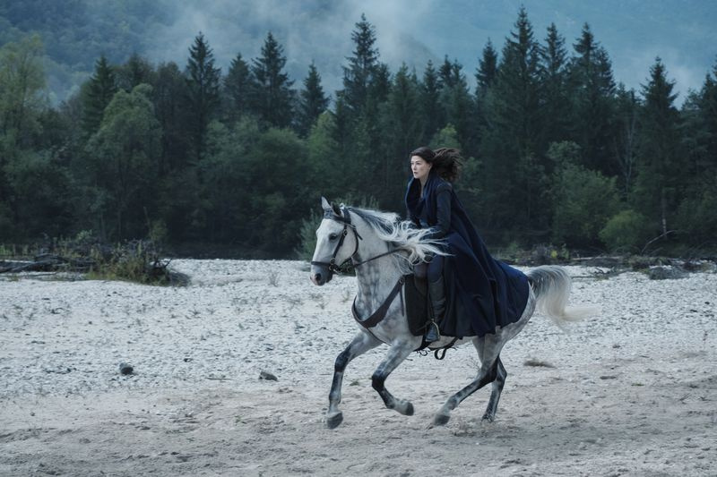 TV hoje à noite Rosamund Pike como Moiraine Damodred