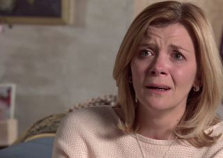 Coronation Street til luftsjokk vri for Leanne i kveld da politiet fanger henne med narkotikapenger