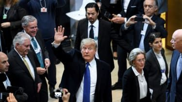 Americký prezident Donald Trump mává během zasedání Světového ekonomického fóra v Davosu