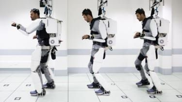 四肢麻痺の男性は、心を読むロボットの外骨格を使用して歩きます