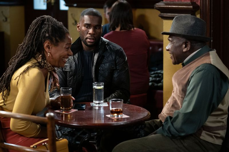 Η Sheree Trueman παρουσιάζει τον Isaac στο EastEnders