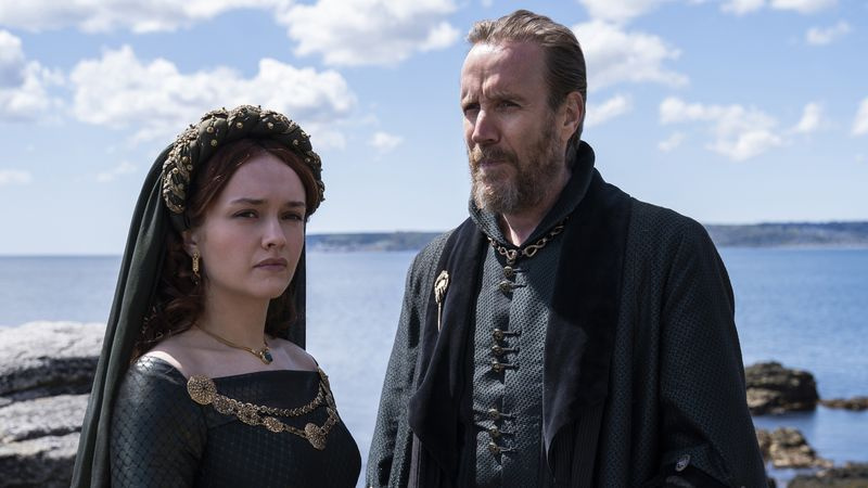Olivia Cooke como Alicent Hightower y Rhys Ifans como Otto Hightower en