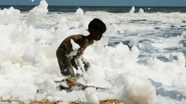 Giftig skum dækker en af ​​Indiens mest berømte strande