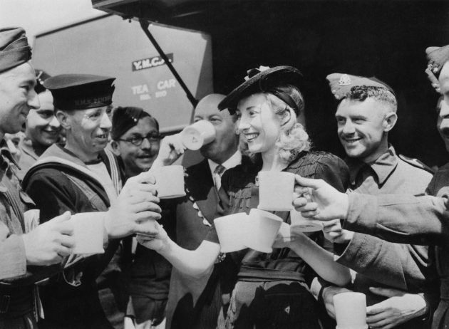Vera Lynn joukkojen kanssa