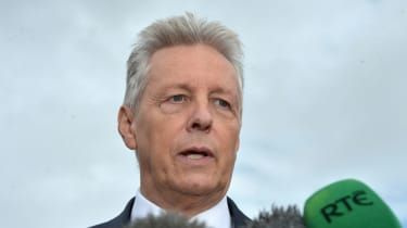 Nord-Irland: Peter Robinson går av som førsteminister