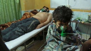 Civilii sirieni primesc asistență medicală în urma suspectului atac cu gaz clor din Ghouta