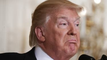 De ce toată lumea vorbește despre demiterea lui Donald Trump din „starea profundă”.