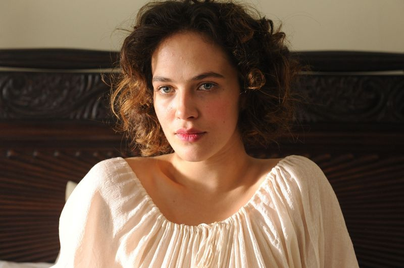 Jessica Brown Findlay kot Charlotte Wells v Harlots BBC