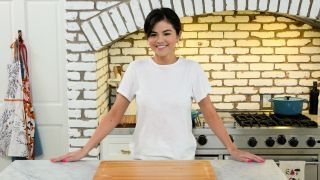 Selena Gomez de pie en su cocina