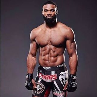 @Twooodley na Instagramie UFC Pose