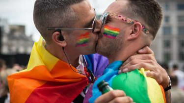„Vyvrcholilo“ přijetí vztahů mezi homosexuály ve Spojeném království?