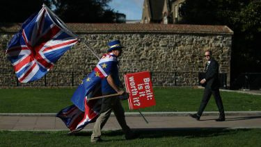 Pred budovou parlamentu kráča bojovník proti brexitu