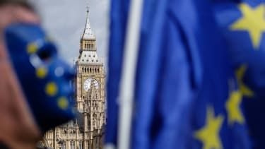 Demonštranti proti brexitu pred parlamentom