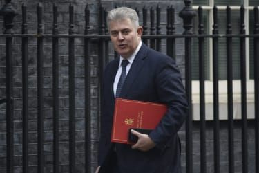 LONDÝN, ANGLICKO – 14. FEBRUÁRA: Minister Severného Írska Brandon Lewis prichádza na Downing Street na zasadnutie kabinetu 14. februára 2020 v Londýne v Anglicku. Predseda vlády vymenil