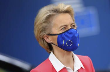 Predsedníčka Európskej komisie Ursula von der Leyen v maske prichádza na druhý deň samitu Európskej únie (EÚ) do budovy Európskej rady v Bruseli 2. októbra 2020. -
