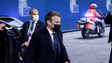 Emmanuel Macron prichádza do budovy Európskeho parlamentu v čiernej maske.