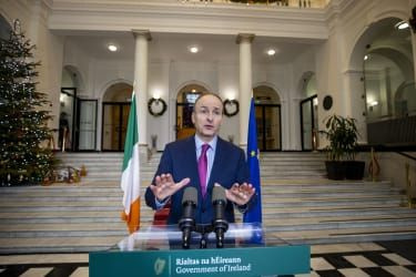 Írsky premiér Micheal Martin s televíznym prejavom.
