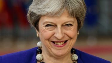 Theresa May sa za posledný mesiac mohla viac usmievať