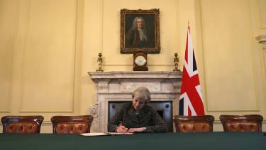 Theresa Mayová podpisuje list podľa článku 50