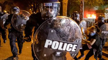 Modul în care Legea George Floyd privind justiția în poliție poate limita competențele poliției