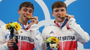 Scafandrii echipei GB Tom Daley și Matty Lee pozează cu medaliile de aur