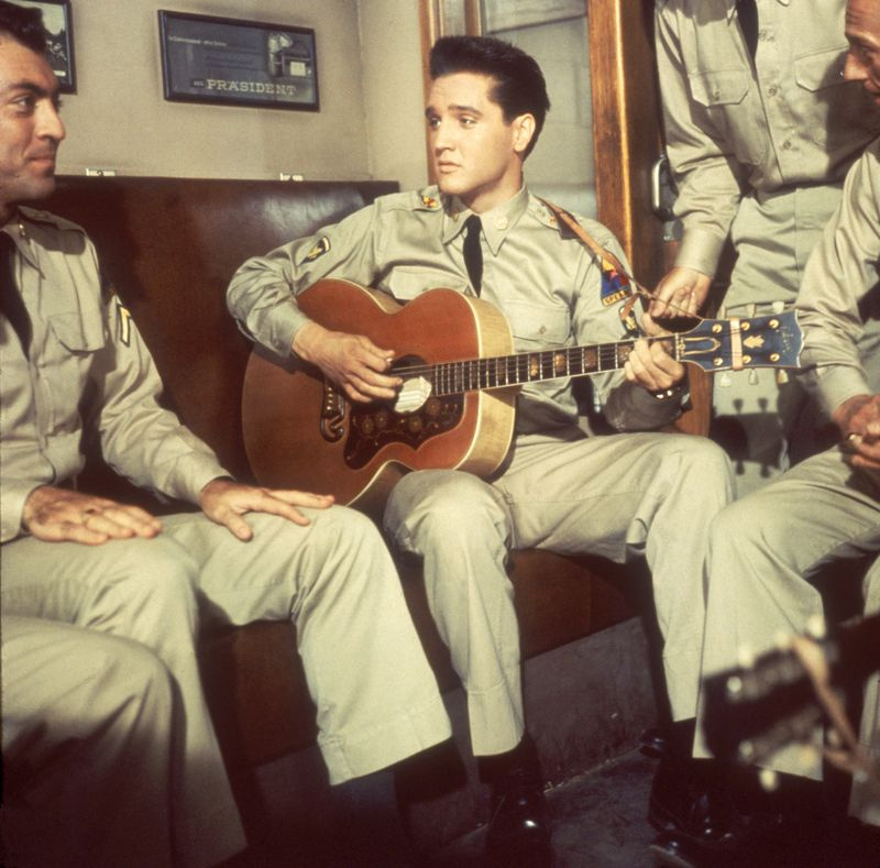 Nocoj na televiziji nastopa Elvis Presley.